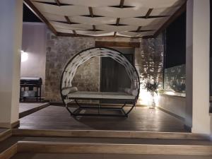 een woonkamer met een rieten stoel onder een plafond bij Kallixeni Villas in Rethimnon