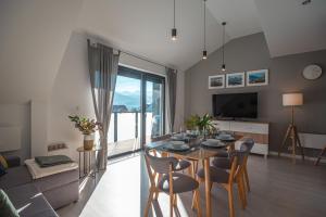 Televízia a/alebo spoločenská miestnosť v ubytovaní Apartament Widok 5