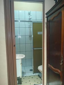 uma pequena casa de banho com WC e lavatório em CHÁCARA STA EDWIGES/ARUJA em Arujá