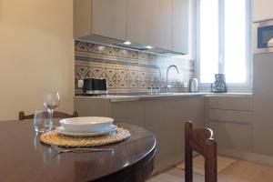 kuchnia z drewnianym stołem z miską w obiekcie Fossi Elegant Apartment we Florencji