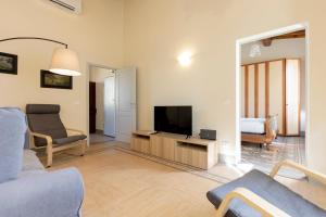 salon z telewizorem i kanapą w obiekcie Fossi Elegant Apartment we Florencji