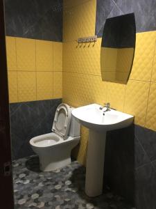 a bathroom with a sink and a toilet at Bankhunchang Ramkhamhaeng hotel in Ban Zong Katiam