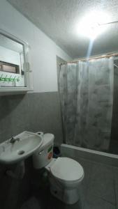 y baño con aseo, lavabo y ducha. en Avispero's House, en Baños