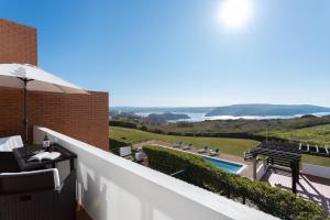 een balkon met uitzicht op een zwembad bij Azure - vista para o Oceano in São Martinho do Porto