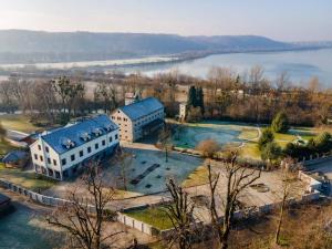 une vue aérienne d'un bâtiment à côté d'une masse d'eau dans l'établissement Penzion Velký mlýn, à Hlučín