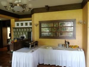 Una gran mesa blanca en una habitación con ventana en Penzion Velký mlýn, en Hlučín