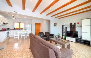 - un salon avec un canapé et une table dans l'établissement Awesome Home In Moraira With Private Swimming Pool, Can Be Inside Or Outside, à Teulada