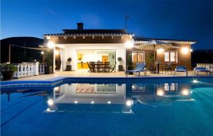 Bazén v ubytovaní Gorgeous Home In Moraira alebo v jeho blízkosti