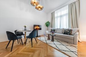 - un salon avec un canapé et une table dans l'établissement Smile Apartments Döbling, à Vienne