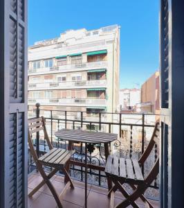 uma mesa e cadeiras numa varanda com vista para um edifício em Stay U-nique Apartments Lepant em Barcelona