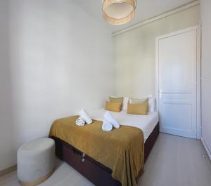 um quarto com uma cama com almofadas amarelas e brancas em Stay U-nique Apartments Lepant em Barcelona