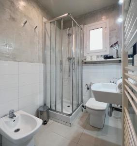 uma casa de banho com um chuveiro, um WC e um lavatório. em Stay U-nique Apartments Lepant em Barcelona