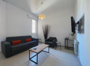 uma sala de estar com um sofá e uma mesa em Stay U-nique Apartments Lepant em Barcelona