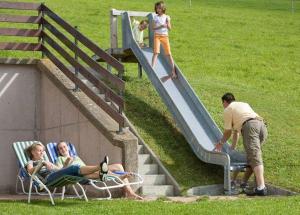 eine Gruppe von Personen, die auf einer Rutsche auf Stühlen sitzen in der Unterkunft Ferienwohnung Talblick in Titisee-Neustadt