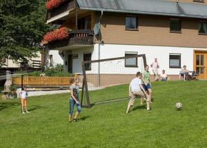 eine Gruppe von Menschen, die Fußball spielen in der Unterkunft Ferienwohnung Talblick in Titisee-Neustadt