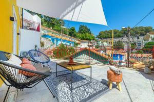 een patio met een stoel en een tafel op een balkon bij Monte dos Judeus I by Innkeeper in Porto