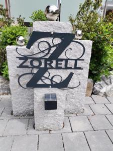 una señal que saysz abre en un monumento de piedra en Franzl Hof Zorell, en Ravensburg