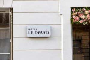 Certifikát, hodnocení, plakát nebo jiný dokument vystavený v ubytování Hôtel Le Daum