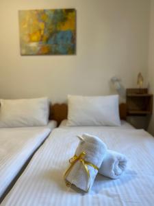 um bicho de peluche está sentado numa cama em Villa Klara em Novi Sad