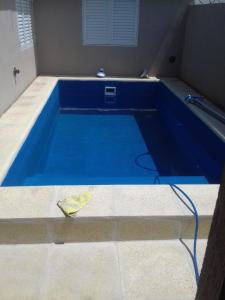 una piscina azul con una manguera. en Casa espaciosa en Ramallo cerca del Río en Ramallo