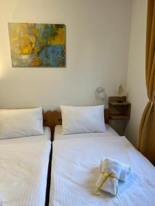 um quarto com duas camas com uma cruz em Villa Klara em Novi Sad