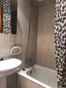 Koupelna v ubytování Lovely one bedroom unit with balcony and pool