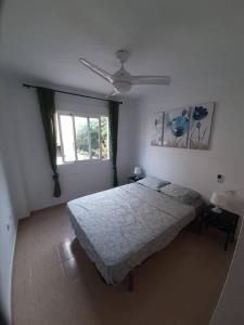 Postel nebo postele na pokoji v ubytování Lovely one bedroom unit with balcony and pool