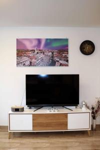 TV a/nebo společenská místnost v ubytování AuroraDream