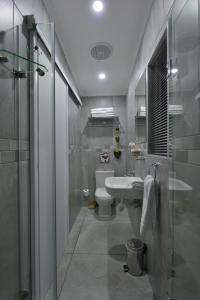 a bathroom with a toilet and a sink and a shower at Strandkiewiet in Jacobs Bay