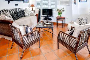 uma sala de estar com um sofá, cadeiras e uma mesa em Vieques Island House with Caribbean Views and Pool! em Vieques