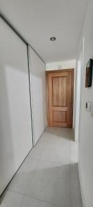 a hallway with a wooden door in a room at Espacioso monoambiente en pleno centro in Adrogué