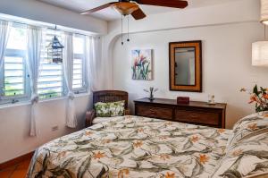 una camera con letto, cassettiera e finestre di Vieques Island House with Caribbean Views and Pool! a Vieques