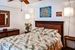 una camera da letto con un letto e un quadro sul muro di Vieques Island House with Caribbean Views and Pool! a Vieques Altre 16 foto