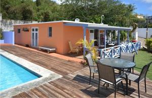 une terrasse avec une table et des chaises ainsi qu'une maison dans l'établissement Vieques Island House with Caribbean Views and Pool!, à Vieques