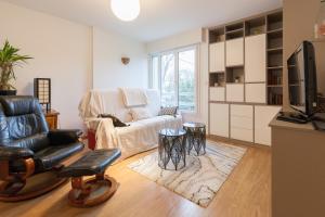 a living room with a couch and a tv at LE KERNOGUET in Vannes