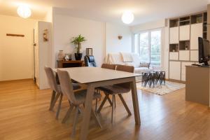 - une salle à manger et un salon avec une table et des chaises dans l'établissement LE KERNOGUET, à Vannes