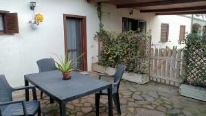 a patio with a table and chairs and a fence at 8380 Il Glicine in Albinia