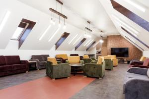 a waiting room with couches and a tv and skylights at Aida Apartment in Külitse