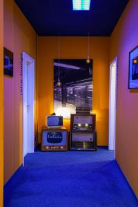 LaLeLu Hostel Dresden في درسدن: غرفه فارغه مع غرفه بها جهازين راديو