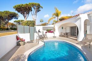 a swimming pool in the backyard of a villa at Villa Nicola in Vale do Lobo