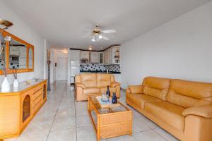 een woonkamer met een bank en een tafel bij Las Brisas FREE WIFI in Adeje