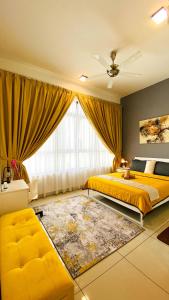 プトラジャヤにあるThe Icon2 Condo in IOI City Mall Putrajaya, Pool Viewのベッドルーム1室(黄色いベッド1台、窓付)