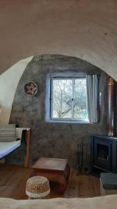 Habitación con ventana, cama y chimenea. en Quinta Terramadome: Dome incomum & responsável, en Penamacor