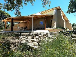 una casa con techo de madera y un montón de rocas en Quinta Terramadome: Dome incomum & responsável, en Penamacor