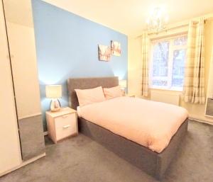 ロンドンにあるArrondissement Millmanの青い壁のベッドルーム1室(ベッド1台付)
