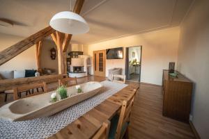 ein Esszimmer und ein Wohnzimmer mit einem Tisch und Stühlen in der Unterkunft Helene in Vetschau