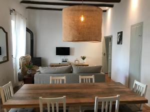 a dining room with a table and a couch at Casa Largo do Poço Guesthouse in Alvor