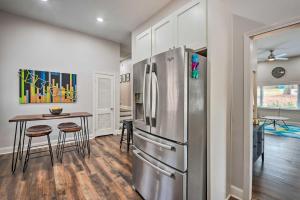 eine Küche mit einem Kühlschrank aus Edelstahl und einem Tisch in der Unterkunft Atlanta Retreat with Deck in Greenbriar Area! in Atlanta