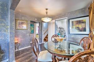 ein Esszimmer mit Glastisch und Stühlen in der Unterkunft Pet-Friendly Dayton Vacation Rental! in Dayton + 20 Fotos