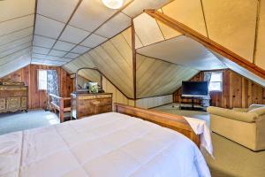 ein Schlafzimmer mit einem Bett und einer Couch und einem Fernseher in der Unterkunft Pet-Friendly Dayton Vacation Rental! in Dayton